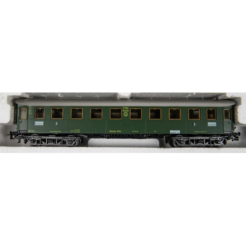 51 - Marklin HO gauge railway train pack (2850). Comprising Deutsche Reichsbahn electric pantograph locom... 