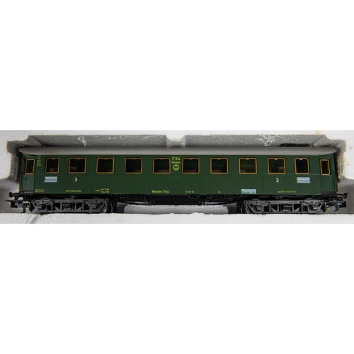 51 - Marklin HO gauge railway train pack (2850). Comprising Deutsche Reichsbahn electric pantograph locom... 