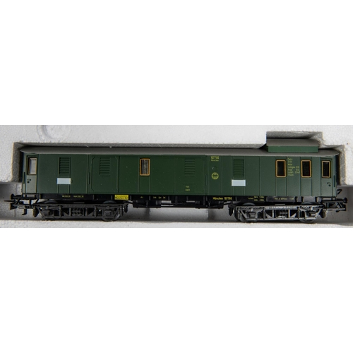 51 - Marklin HO gauge railway train pack (2850). Comprising Deutsche Reichsbahn electric pantograph locom... 