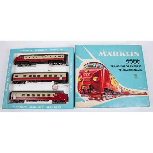 76 - A Marklin HO gauge SSB-CFF Trans Europ Express Triebwagenzug 3-car diesel train (3070). Comprising p... 