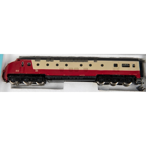 76 - A Marklin HO gauge SSB-CFF Trans Europ Express Triebwagenzug 3-car diesel train (3070). Comprising p... 