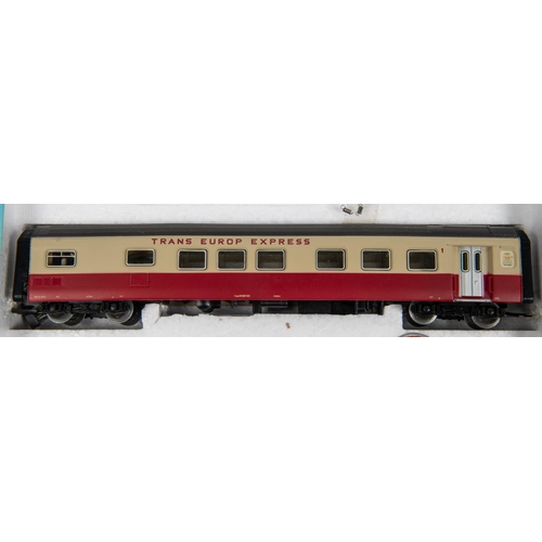 76 - A Marklin HO gauge SSB-CFF Trans Europ Express Triebwagenzug 3-car diesel train (3070). Comprising p... 