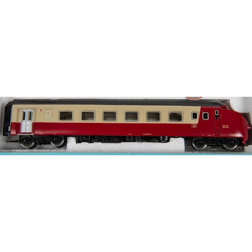 76 - A Marklin HO gauge SSB-CFF Trans Europ Express Triebwagenzug 3-car diesel train (3070). Comprising p... 