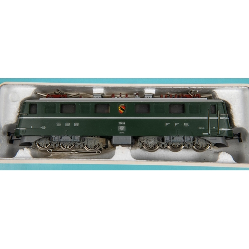 77 - 2x Marklin HO gauge 3-rail and pantograph electric locomotives. DB crocodile (3022), E94 276, in gre... 