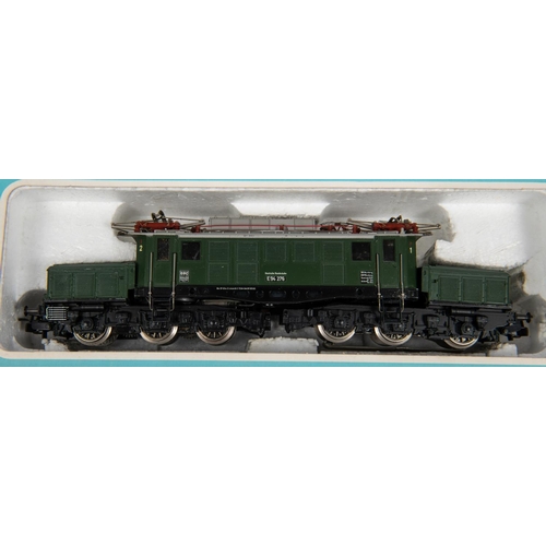 77 - 2x Marklin HO gauge 3-rail and pantograph electric locomotives. DB crocodile (3022), E94 276, in gre... 