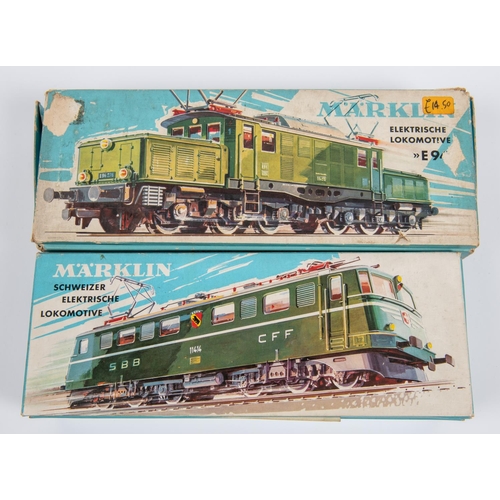 77 - 2x Marklin HO gauge 3-rail and pantograph electric locomotives. DB crocodile (3022), E94 276, in gre... 