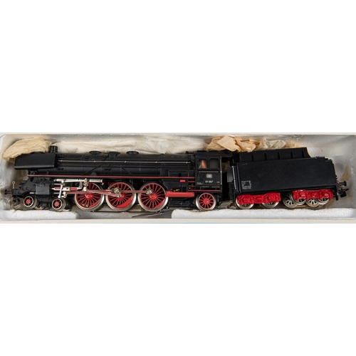 81 - 3x Marklin HO gauge railway 3-rail locomotives. A DB 4-6-2 tender loco, 01 097, in black (3048). A 2... 