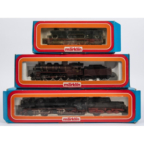 82 - 3x Marklin HO gauge 3-rail steam locomotives. A 2-6-8-0 loco with bogie tender (3102), 53 0001, in b... 