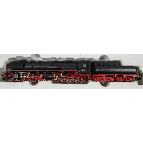 82 - 3x Marklin HO gauge 3-rail steam locomotives. A 2-6-8-0 loco with bogie tender (3102), 53 0001, in b... 