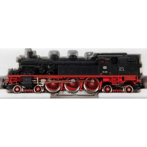 82 - 3x Marklin HO gauge 3-rail steam locomotives. A 2-6-8-0 loco with bogie tender (3102), 53 0001, in b... 