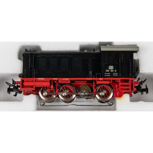 83 - 4x Marklin HO gauge 3-rail locomotives. A DB 0-6-0 diesel loco (3065), 260 417-1, in red. An OBB Bo-... 