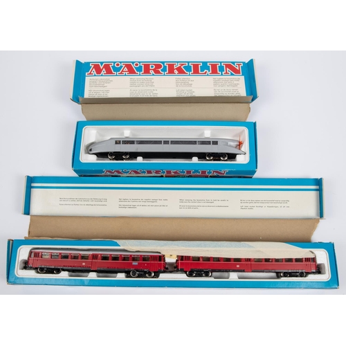 85 - 2x Marklin HO gauge 3-rail locomotives. A Rail Zeppelin (3077) in silver. A DB 2-unit Railcar (3076)... 