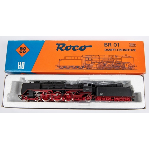 91 - RoCo HO DB Class 01 4-6-2 steam tender locomotive. RN 01-112. In black and red livery. (04119A). Box... 