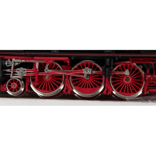 91 - RoCo HO DB Class 01 4-6-2 steam tender locomotive. RN 01-112. In black and red livery. (04119A). Box... 