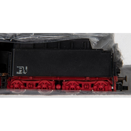 91 - RoCo HO DB Class 01 4-6-2 steam tender locomotive. RN 01-112. In black and red livery. (04119A). Box... 