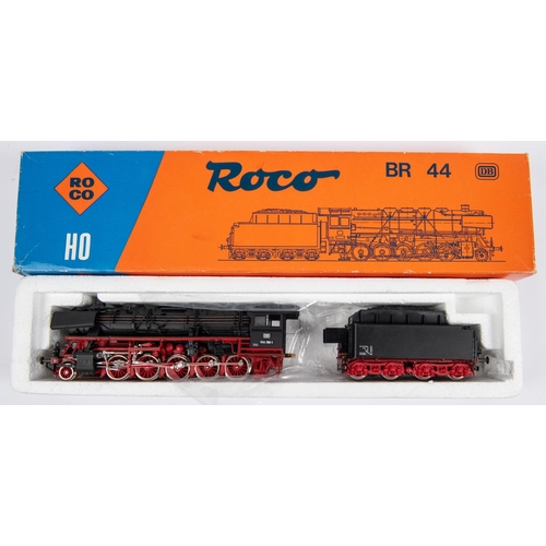 92 - RoCo HO DB Class 044 2-10-0 steam tender locomotive. RN 044-188-1. In black and red livery. (04126B)... 