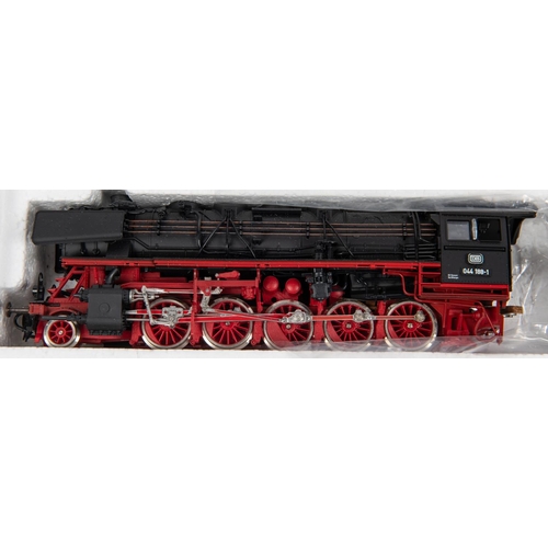 92 - RoCo HO DB Class 044 2-10-0 steam tender locomotive. RN 044-188-1. In black and red livery. (04126B)... 