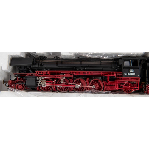 93 - RoCo HO DB Class 042 2-8-2 steam tender locomotive. RN 042-052-1. In black and red livery. (43244). ... 