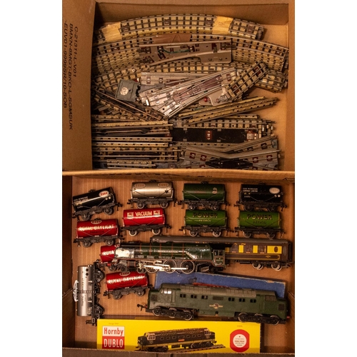 99 - 16x Hornby Dublo railway items. Including 4x locomotives; a BR Class 55 Deltic Co-Co diesel-electric... 