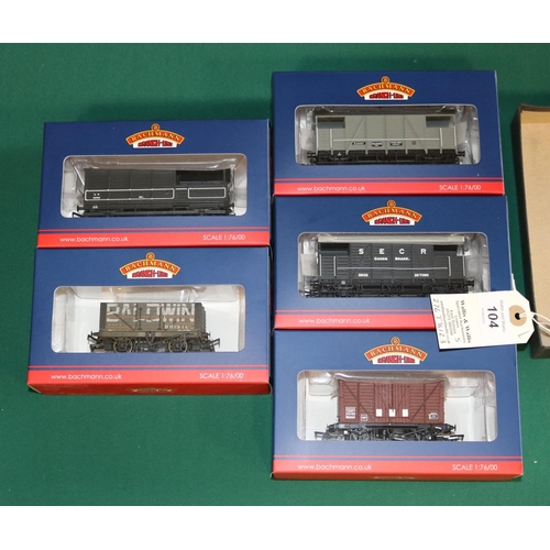 104 - 5x Bachmann Branch-Line Model Railways Wagons. A BR 12T Shock Absorbing Van, 'BR Bauxite (Late) (37-... 