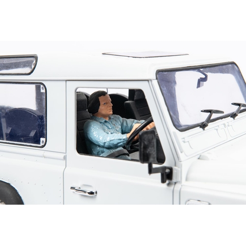 259 - A 1:10 scale Land Rover 90 DEFENDER with Safari roof. An impressive radio control model with a heavy... 