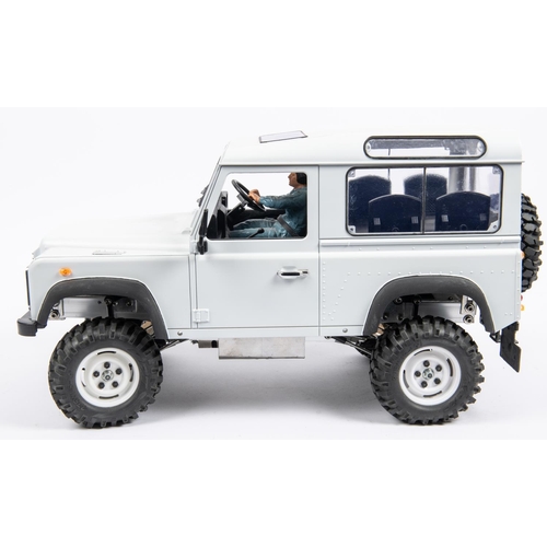 259 - A 1:10 scale Land Rover 90 DEFENDER with Safari roof. An impressive radio control model with a heavy... 