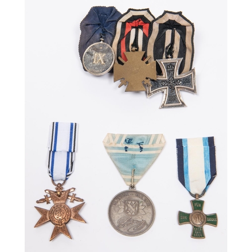 140 - German WWI medal trio: 1914 Iron Cross 2nd Class, 1914-18 Honour Cross, and nine years service medal... 