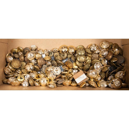 267 - Approximately 2kg weight of military badges, buttons, etc, including 5 WWII medals: 1939-45 star, F&... 