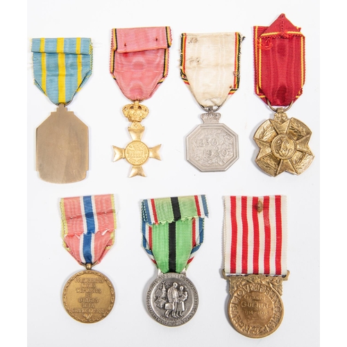 66 - Belgium: African War Medal, 1940-45, VF; Albert I Veterans cross, 1830-1930 Independence medal and O... 