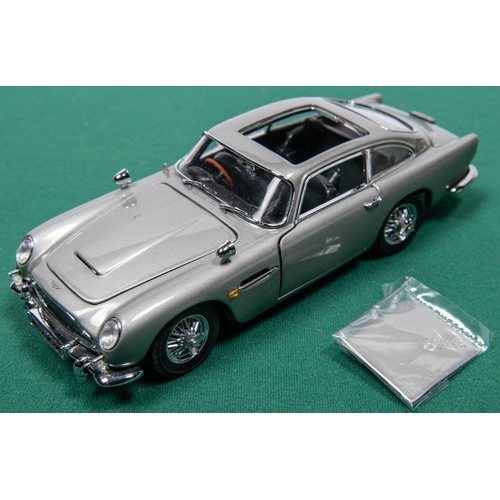 154 - Danbury Mint James Bond Aston Martin DB5 (Silver issue). Comes complete with certificate and paperwo... 