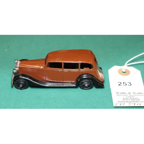 253 - Dinky Toys Vauxhall Car (30d). A 1946-1950 example in dark brown with black closed chassis, black ri... 