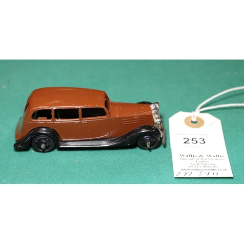 253 - Dinky Toys Vauxhall Car (30d). A 1946-1950 example in dark brown with black closed chassis, black ri... 