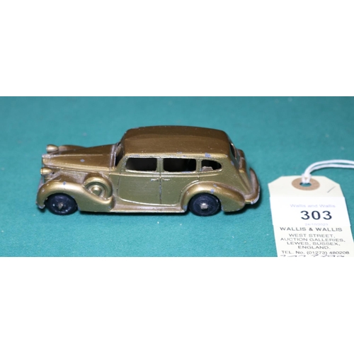 303 - French Dinky Toys Packard Super 8 Limousine (24-P). A rare example made for 1 year only, 1949, finis... 