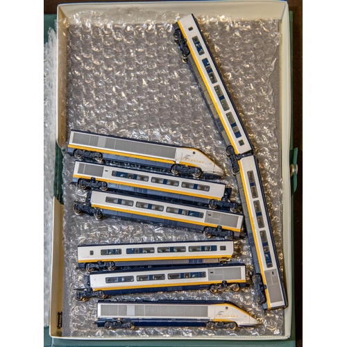 41 - A KATO 'N' gauge Train Pack. (10-327). A 'Eurostar' 8-Car Set. Comprising 2 Power Cars and 6 passeng... 