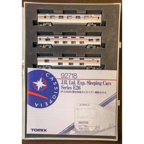 46 - A Tomix 'N' gauge Train Pack. (92718) A J.R. Ltd. Exp. Sleeping Cars Series E26. Comprising 3x doubl... 