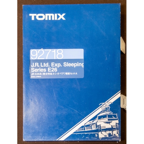 46 - A Tomix 'N' gauge Train Pack. (92718) A J.R. Ltd. Exp. Sleeping Cars Series E26. Comprising 3x doubl... 