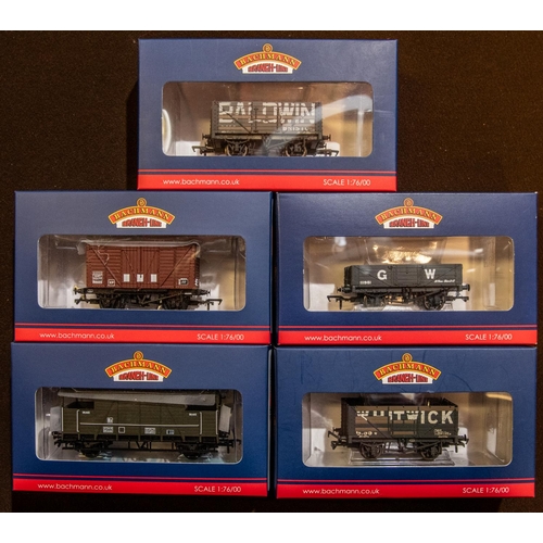 7 - 5x Bachmann Branch-Line Model Railways Wagons. A BR 12T Shock Absorbing Van, 'BR Bauxite (Late) (37-... 