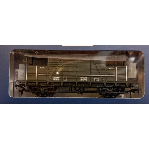 7 - 5x Bachmann Branch-Line Model Railways Wagons. A BR 12T Shock Absorbing Van, 'BR Bauxite (Late) (37-... 