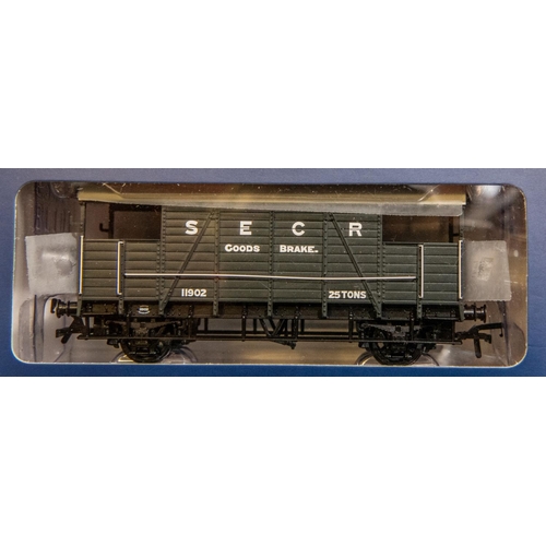 8 - 5x Bachmann Branch-Line Model Railways Wagons. A BR 12T Shock Absorbing Van, 'BR Bauxite (Late) (37-... 