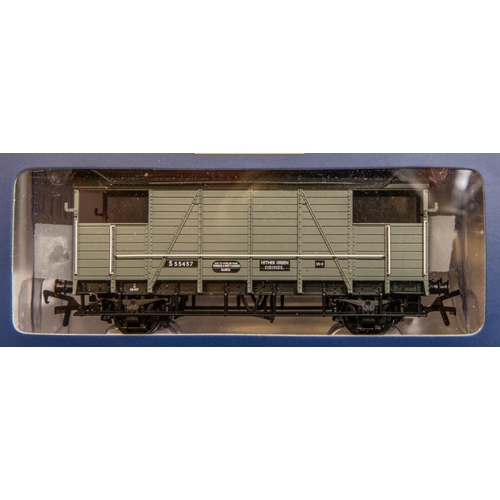 8 - 5x Bachmann Branch-Line Model Railways Wagons. A BR 12T Shock Absorbing Van, 'BR Bauxite (Late) (37-... 