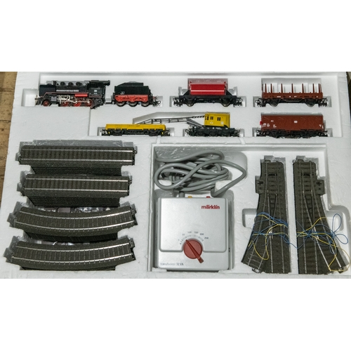 122 - Marklin HO gauge DELTA 29505 Train Set. Comprising a 2-6-0 tender locomotive, in black and red liver... 