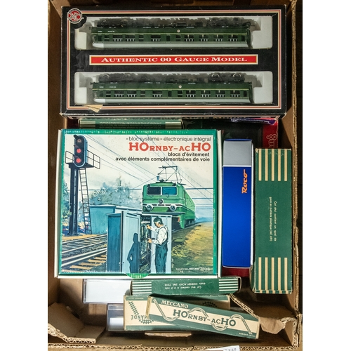 133 - Hornby-ACHO and other HO gauge railway. A Meccano-Tri-ang Hornby-ACHO train set, comprising an 0-6-0... 