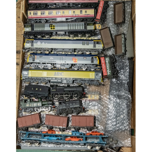 136 - A good quantity of OO gauge locomotives and rolling stock. By various makers - Lima, Hornby, Airfix ... 