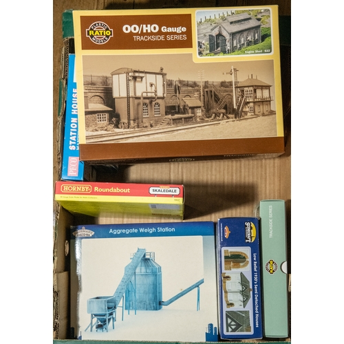 141 - 12 Items of OO And N gauge model kits and buildings. Hornby Scaledale roundabout, Wills OO scenic se... 