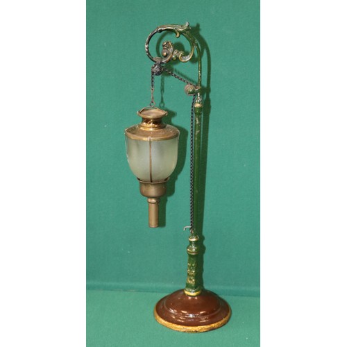 273 - Marklin, Early 20th century street lamp, in cast metal and tinplate, Lamp is brass with its original... 