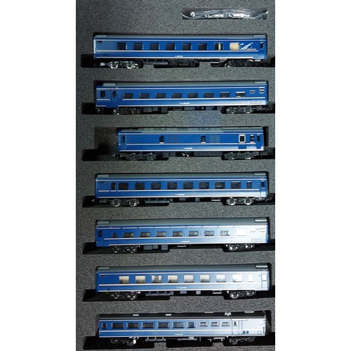 116 - A Tomix 'N' gauge Train Pack. (92716). J.R. PC Series 14.700 Salon Car 'Naniwa'. Comprising 7x passe... 