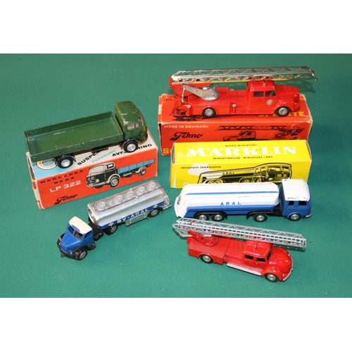 211 - 3 MARKLIN trucks. A Mercedes-Benz Treibstoff-Tank Wagon 'ARAL' in blue/white livery, boxed. Also a n... 