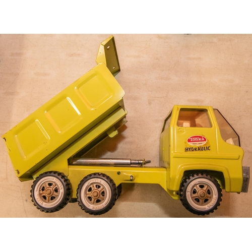 213 - 4 Vintage Tonka Toys from the 1970s. Includes Large fire engine with extendable ladder, Green dumper... 