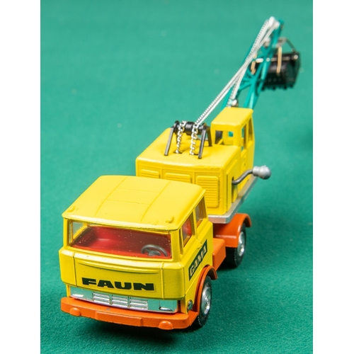 227 - GAMA 'MINI GAMA' Faun-LKW mit Greiferbagger', truck with mechanical bucket on jib. In yellow, orange... 