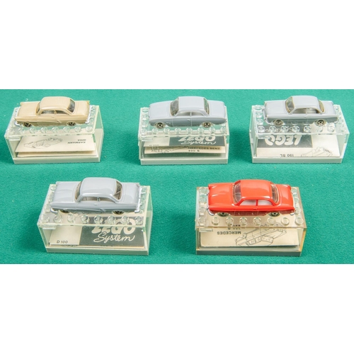 239 - 5 Scarce Lego HO scale cars, dating from the 1960s. Ford Taunus (grey), Taunus de luxe ( fawn), VW 1... 